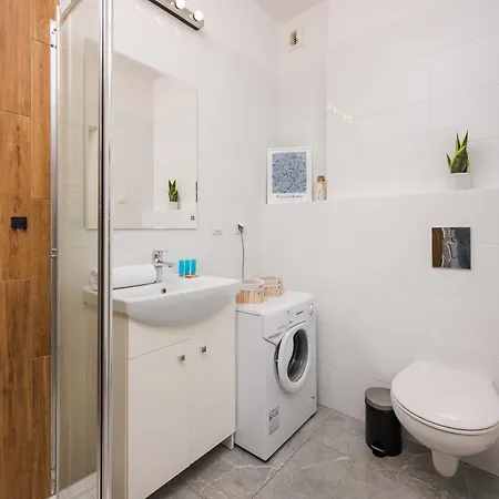 Warszawa-wlochy Serene By Bookinghost *